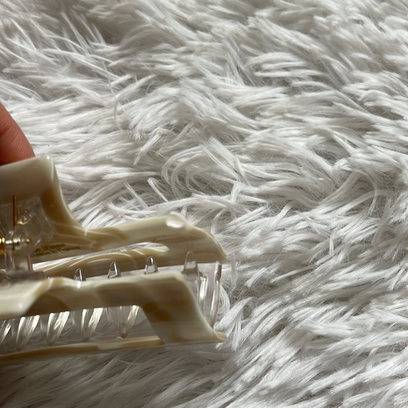 France Luxe
Midi Cutout Rectangle Jaw
Hair Clip - Picture 5 of 9